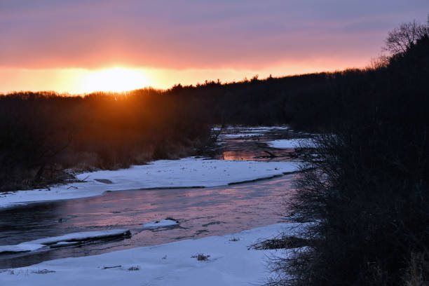 nascer do sol sobre stream - bend sun river snow - fotografias e filmes do acervo