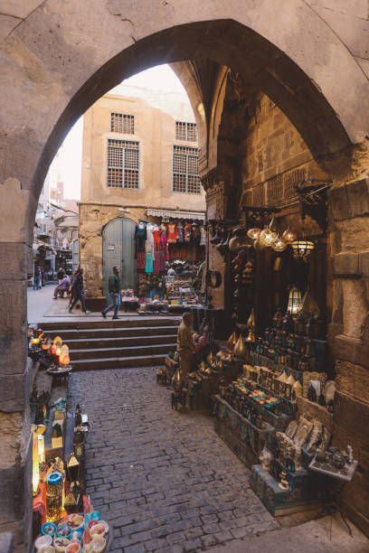 famoso bazar de khan el-khalili no centro histórico do cairo - el khalili - fotografias e filmes do acervo