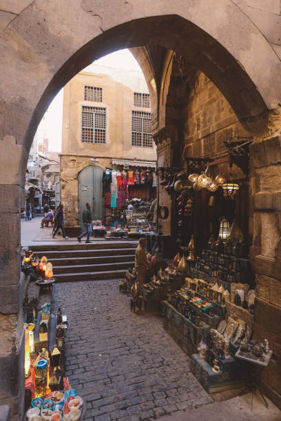 знаменитый базар хан эль-халили в историческом центре каира - el khalili стоковые фото и изображения
