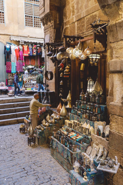 famoso bazar de khan el-khalili no centro histórico do cairo - el khalili - fotografias e filmes do acervo