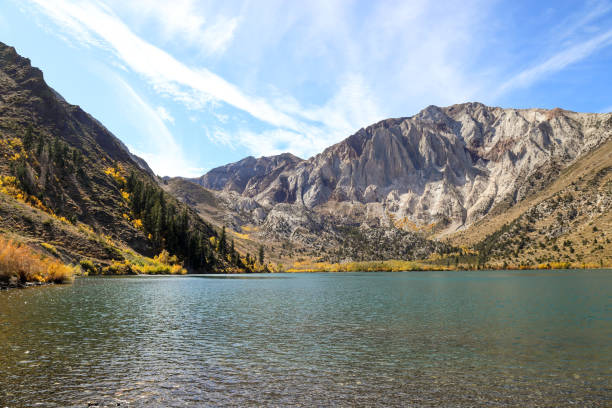 convict lak in mono county,  california - convict lake imagens e fotografias de stock