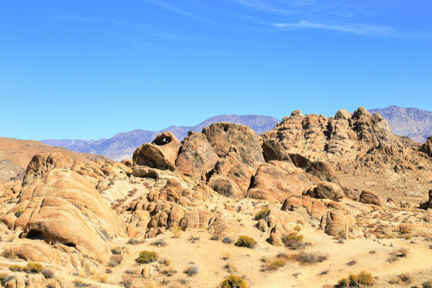 istock Arch loop rock from a distance at Alabama Hills 1407935780