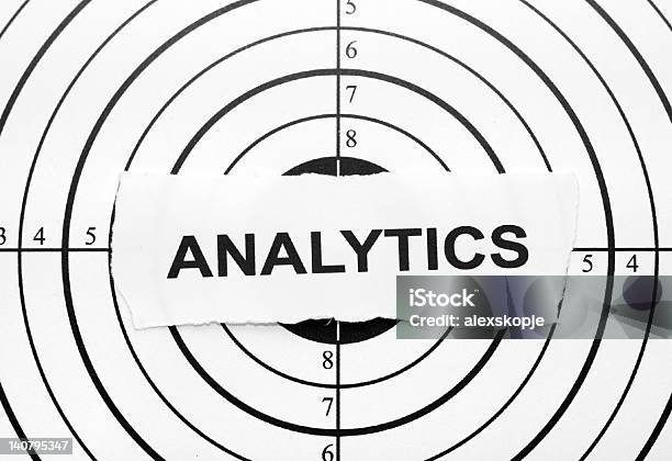 Funciones Analíticas Foto de stock y más banco de imágenes de Blanco - Artículos deportivos - Blanco - Artículos deportivos, Centro del Blanco, Vigilancia