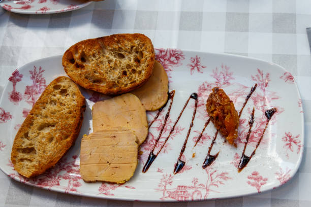 foie gras com molho e pão torrado. vista superior - conta loja de miudezas - fotografias e filmes do acervo