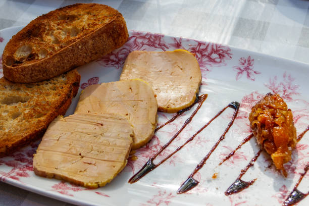 foie gras com molho e pão torrado - conta loja de miudezas - fotografias e filmes do acervo