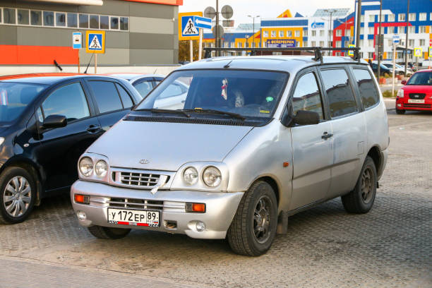 ラダ2120ナデジダ - mini van 写真 ストックフォトと画像