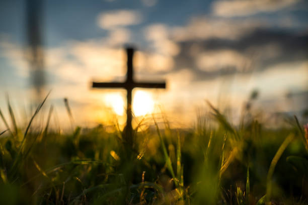 cruz de madeira ao pôr do sol - cross sunset sky spirituality - fotografias e filmes do acervo