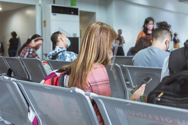 乗客は、ニノイ・アキノ国際空港またはnaiaのターミナル3の搭乗ゲートで待機します。 - airplane seat ストックフォトと画像