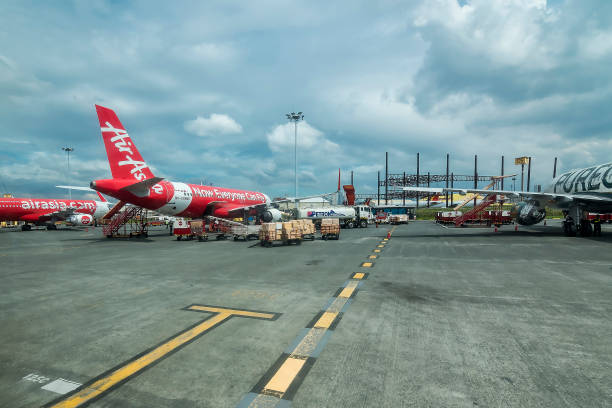 an airasia airbus a320-216 being loaded with cargo and loaded with aviation fuel. - fuel and power generation air vehicle repairing airplane imagens e fotografias de stock