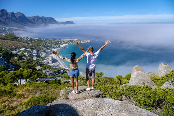 vue depuis le point de vue de the rock au cap sur campsbay, vue sur camps bay avec brouillard sur l’océan au cap afrique du sud - clifton le cap photos et images de collection