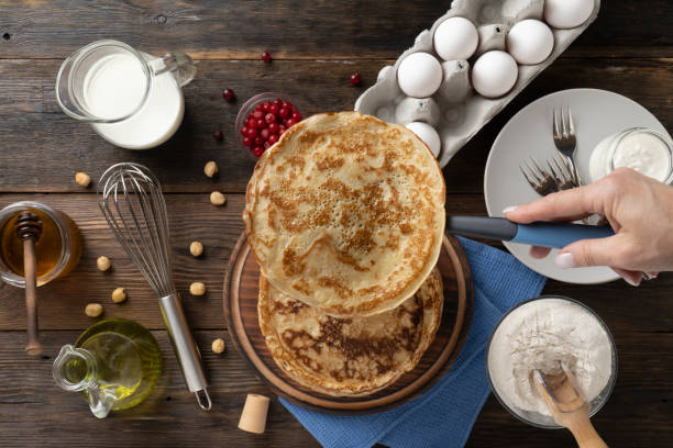 рецепт больших блинов - pancake blini russian cuisine french cuisine стоковые фото и изображения