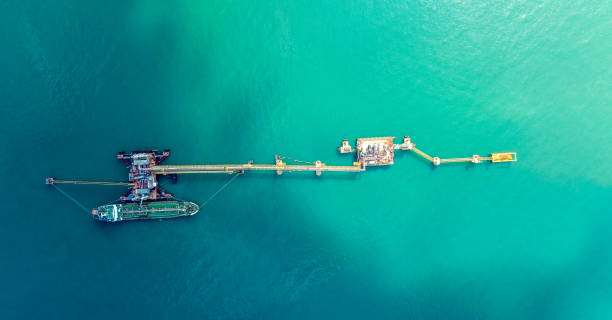 적재 또는 하역 개념 비즈니스 물류 및 운송을위한 원유 터미널에서 lpg 가스 유조선 선박의 공중 평면도 - oil rig oil sea aerial view 뉴스 사진 이미지