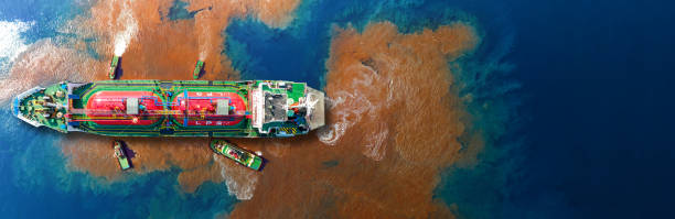 fuga de petróleo del barco, contaminación por derrame de petróleo que contaminó la superficie del agua. contaminación del agua como resultado de las actividades humanas. contaminación química industrial. derrame de petróleo en el mar. productos der - pollution fotografías e imágenes de stock