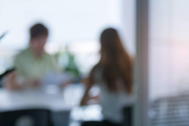 das interview findet in einem konferenzraum statt, moderner bürostil und kleidung - defocused business office casual stock-fotos und bilder