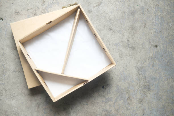 新しいきれいな茶色の一部は、板紙で作られた空のピザや食品箱を開けました。 - wrapped food hole container asia ストックフォトと画像