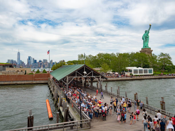 imagem de liberty island em nova york. - new jersey usa commercial dock cityscape - fotografias e filmes do acervo