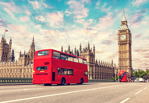 Autobús rojo en el puente de Westminster junto al Big Ben en Londres, Reino Unido. photo