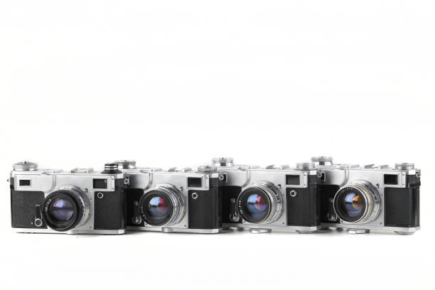 stare zabytkowe kamery filmowe z dalmierzem na białym tle. - rangefinder camera zdjęcia i obrazy z banku zdjęć