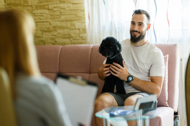 l’homme et son chien avec un psychologue parlant - dog pets advice women photos et images de collection