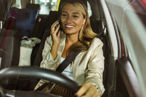 donna d'affari multitasking mentre guida e parla al telefono. - car phone foto e immagini stock
