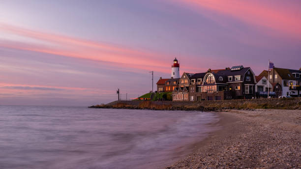 urk flevoland niederlande sonnenuntergang am leuchtturm und hafen von urk holland - social history flash stock-fotos und bilder