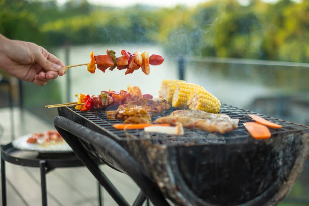 煙の入ったおいしい焼き肉、屋外での野菜のバーベキュー。バーベキュー、パーティー、ライフスタイル、ピクニックのコンセプト - grilled chicken grilled barbecue grill barbecue ストックフォトと画像