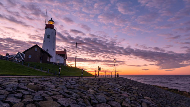 urk flevoland niederlande sonnenuntergang am leuchtturm und hafen von urk holland - social history flash stock-fotos und bilder