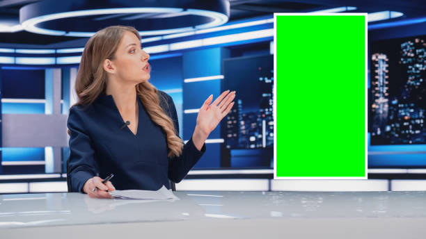 Split Screen TV News Live Report: Female Anchor Talks, Reporting. Reportage Montage with Picture in Picture Green Screen, Side by Side Chroma Key. Television Program on Cable Channel Concept informe en vivo de noticias de tv de pantalla dividida: charlas de presentadoras femeninas, informes. montaje de reportaje con imagen en pantalla verde de imagen, tecla de croma lado a lado. programa de televisión en cable channel concept