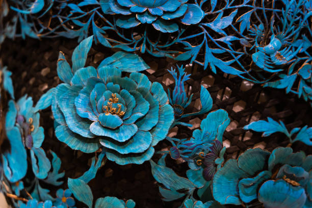 antigua decoración del sombrero de china primer plano de flores azules - photography metal traditional culture full fotografías e imágenes de stock