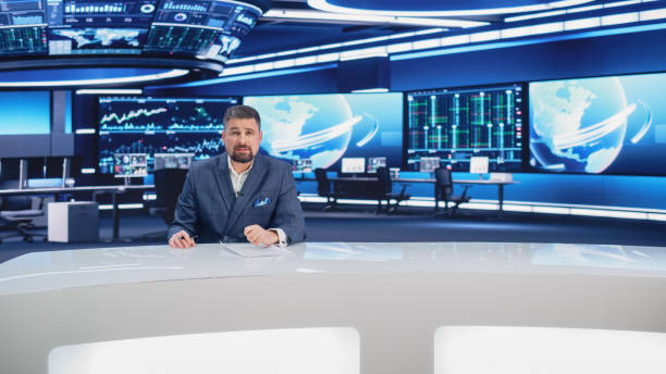 TV Live News Program: Charismatic White Male Presenter Reporting. Television Cable Channel Anchorman or Host Talking about Important Events. Network Broadcast Mock-up. Modern Newsroom Studio programa de noticias en vivo de tv: carismático presentador masculino blanco que informa. presentador o presentador de canales de televisión por cable hablando sobre eventos importantes. maqueta de difusión en red. estudio moderno de la sala de redacci�