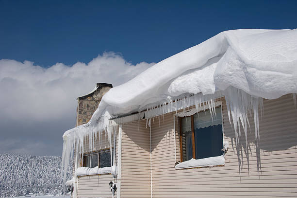 istock Snow, Icicles and Ice Dam on Roof 140802794