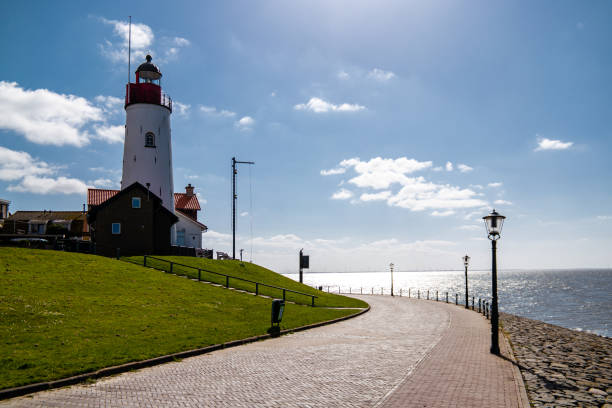 urk flevoland niederlande sonnenuntergang am leuchtturm und hafen von urk holland - social history flash stock-fotos und bilder