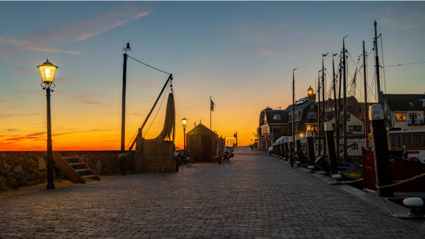 urk flevoland niederlande sonnenuntergang am leuchtturm und hafen von urk holland - social history flash stock-fotos und bilder