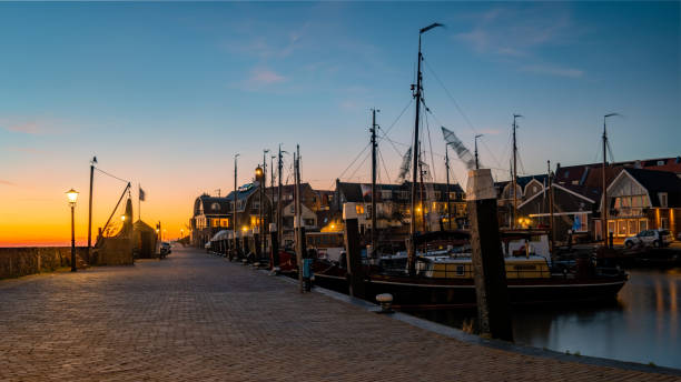 urk flevoland niederlande sonnenuntergang am leuchtturm und hafen von urk holland - social history flash stock-fotos und bilder