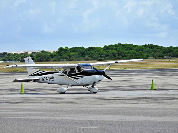 cessna 172s 2002 - cessna_172s zdjęcia i obrazy z banku zdjęć