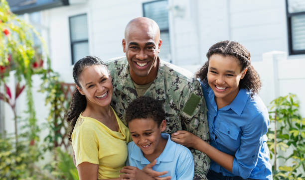 afroamerikanischer marineveteran mit multirassischer familie - good defense stock-fotos und bilder