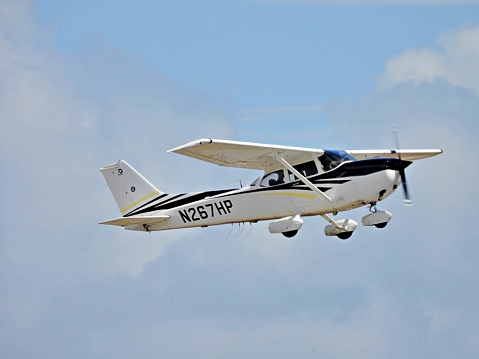 Pompano Beach, Broward County, Florida, USA July 4, 2022. A Cessna fixed wing single engine, 4 seats / 1 engine,  H267HP taking off from the  Pompano Beach Airpark.