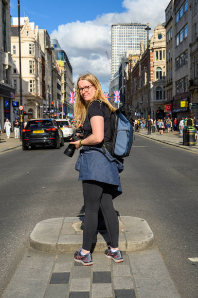 바쁜 런던 스트리트의 금발 여성 사진 작가 - elizabeth i 뉴스 사진 이미지