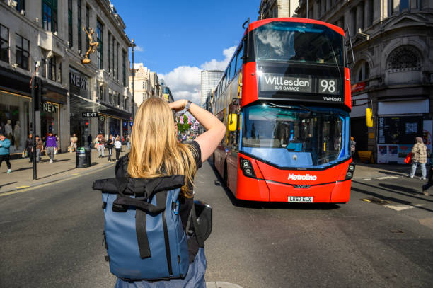 바쁜 런던 거리에서 빨간 더블 데커 버스 사진을 찍는 금발 여성 사진 작가 - elizabeth i 뉴스 사진 이미지