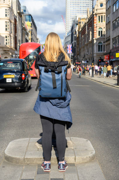 바쁜 런던 거리를 촬영하는 금발 여성 사진 작가 - elizabeth i 뉴스 사진 이미지