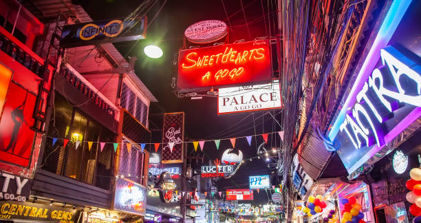 タイ、パタヤの夜のウォーキングストリートにあるゴーゴーバーやストリップクラブのネオンサイン - xxx ストックフォトと画像