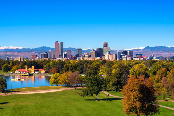 skyline di denver in centro con montagne rocciose - day in the park foto e immagini stock