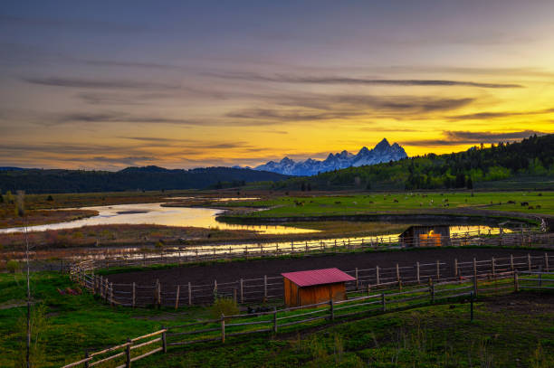 sunset above the grand teton mountains and buffalo fork of the snake river - snake river teton range mountain range mountain imagens e fotografias de stock