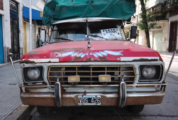 widok z przodu starego pickupa ford f-100 z czerwoną maską, rdzawym kapturem i zderzakiem - hood car headlight bumper zdjęcia i obrazy z banku zdjęć