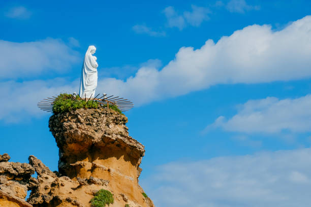 détail du rocher de la vierge, à biarritz - rocher de la vierge photos et images de collection