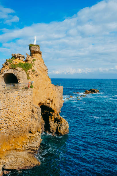 rocha da virgem em biarritz, france - rocher de la vierge - fotografias e filmes do acervo