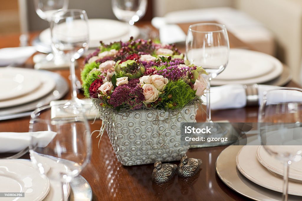 Elegante disposición con mesa de boda con flores - Foto de stock de Arreglar libre de derechos