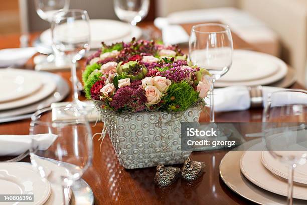 Elegante Disposición Con Mesa De Boda Con Flores Foto de stock y más banco de imágenes de Arreglar - Arreglar, Banquete, Blanco - Color