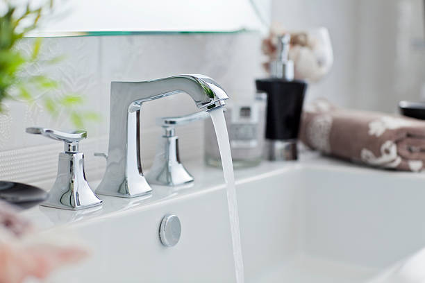 вода наливать из современной ванной кран - раковина стоковые фото и изображения