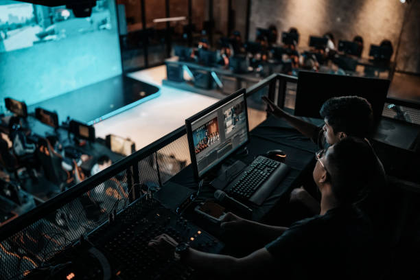 équipe d’événements sportifs asiatiques travaillant dans les coulisses avec panneau de commande sur l’éclairage de la scène, le système de son et l’effet d’éclairage - audio engineer photos et images de collection